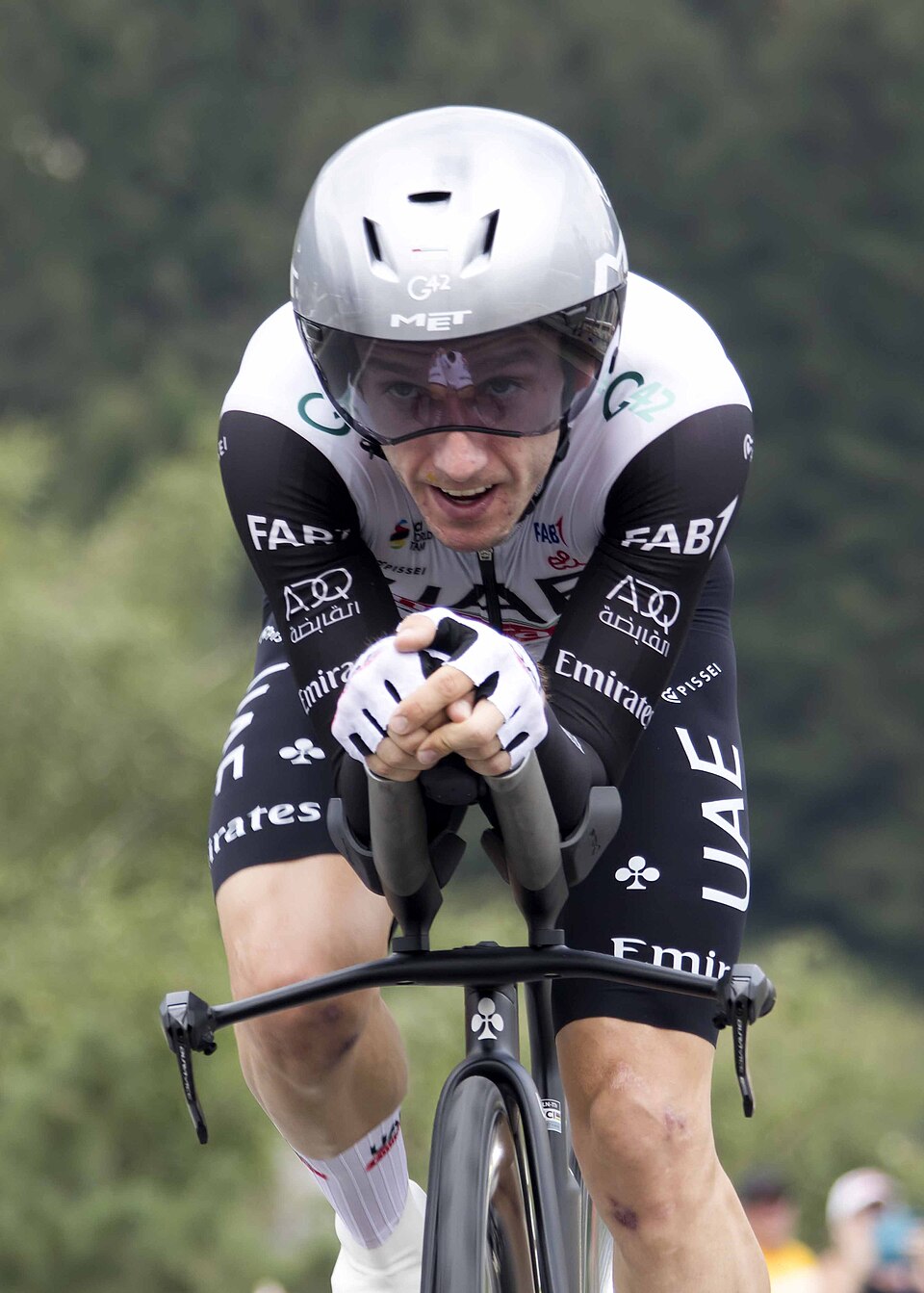Giro d'Italias katkestab Briti jalgrattur Yates pärast rasket avariid
