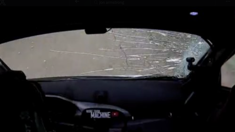 Portugali rallil M-Sporti sõitja Jon Armstrong keerises üle katuse
