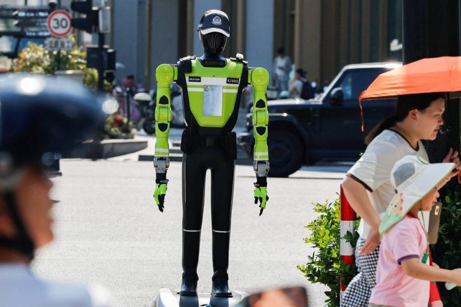 Robot-liikluspolitseinikud alustasid tööd Hiinas Hangzhou tänavatel