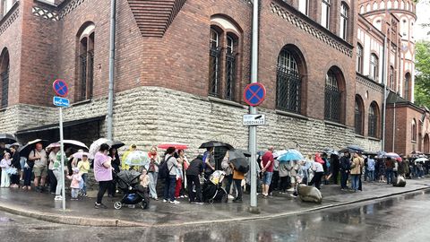 Hundreds queue in the rain outside Eesti Pank in Tallinn, all for a rag doll