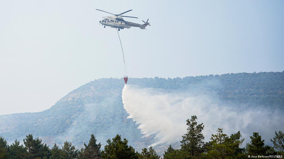Madridi põhjaosas Hispaanias lõõmab massiivne metsapõleng
