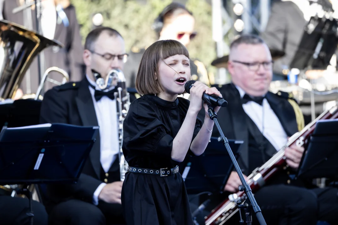 11-year-old Mai Ringo silences audience at charity concert in Jõhvi military base