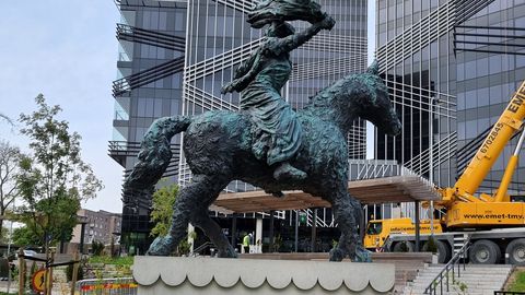 Tallinnas Keldrimäel avatud feministlik ratsamonument tekitab arutelusid