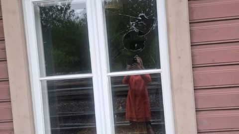 Vandals smash window of café in Elva train station building: "This is no longer an isolated incident"