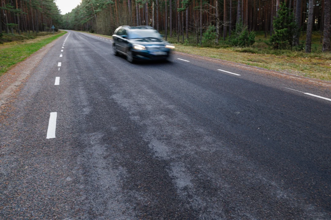 Ohtlikud mängud Riisipere viaduktil: poisid jooksid autode nina eest läbi