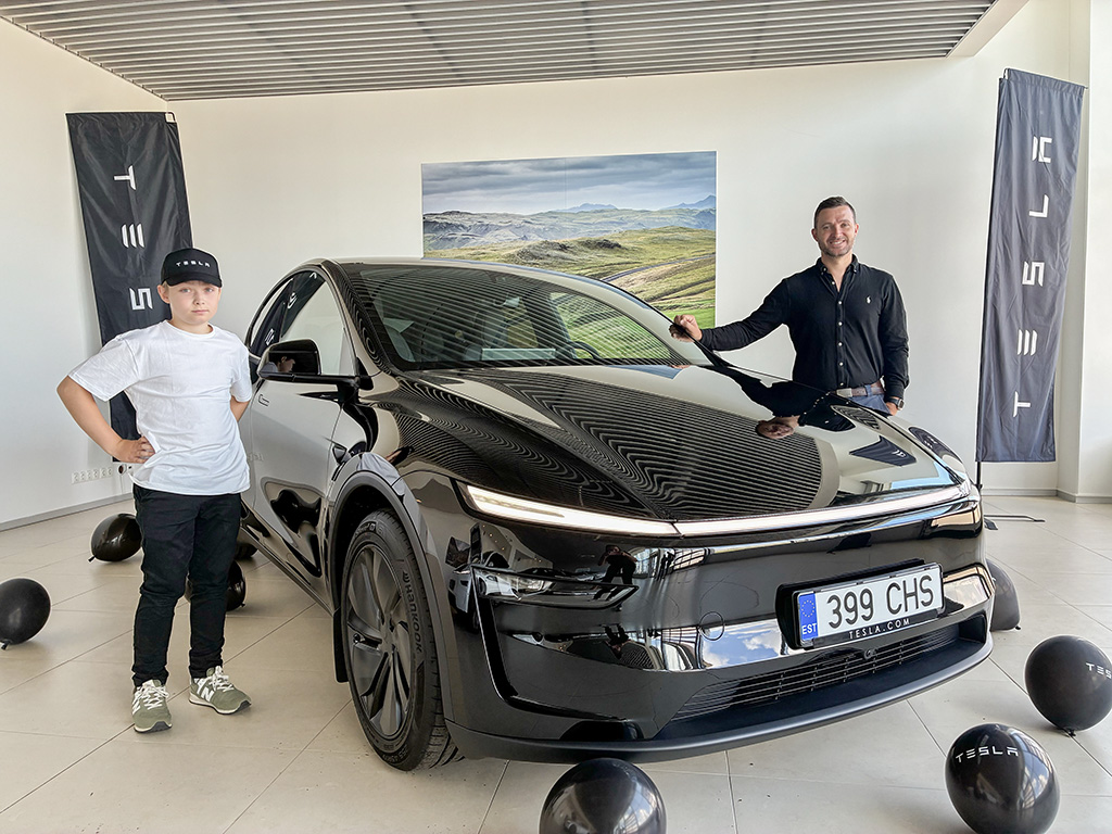 Tesla alustas Tallinnas esimeste elektriautode tarnetega