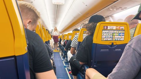 Ryanair lend Newcastle'ist Ibizale: reisijad tantsisid vahekäigus