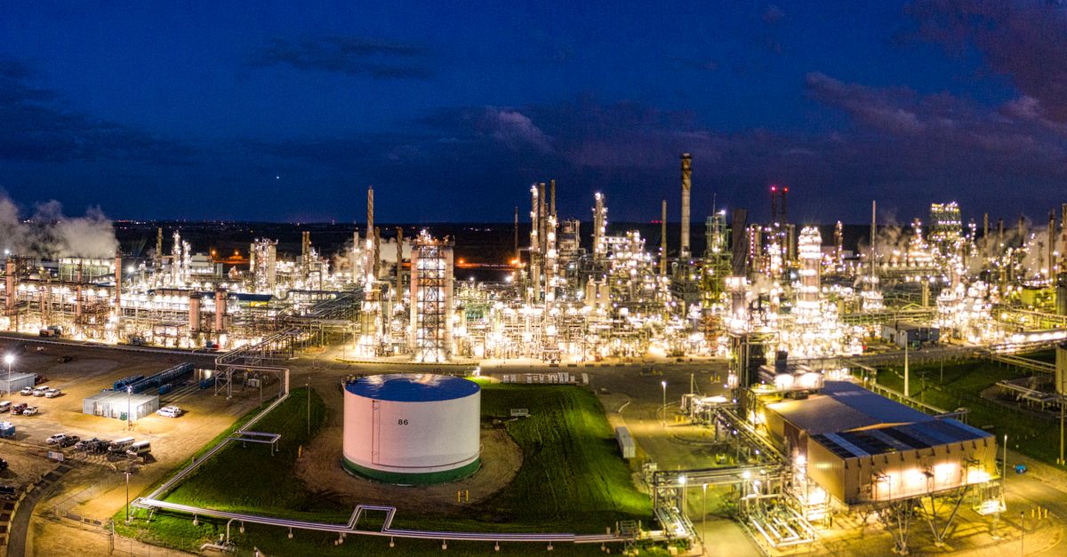 Нефтеперерабатывающий завод в Перми остановлен после ударов украинских дронов