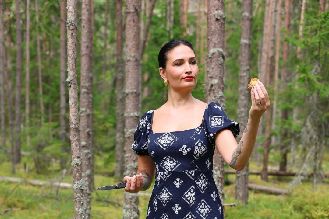 Seenelkäik Käsmu männikus: Susan Luitsalu toob metsaradadele šampanjapudeli ja uue romaani