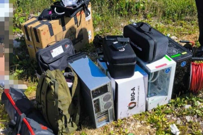Montenegro karistas kolm venelast, kellel leiti mahutunud hulgal kallist digitehnoloogiat