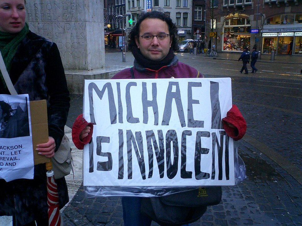 Rootsis ilmnes kümnemeetrine Michael Jacksoni kuju