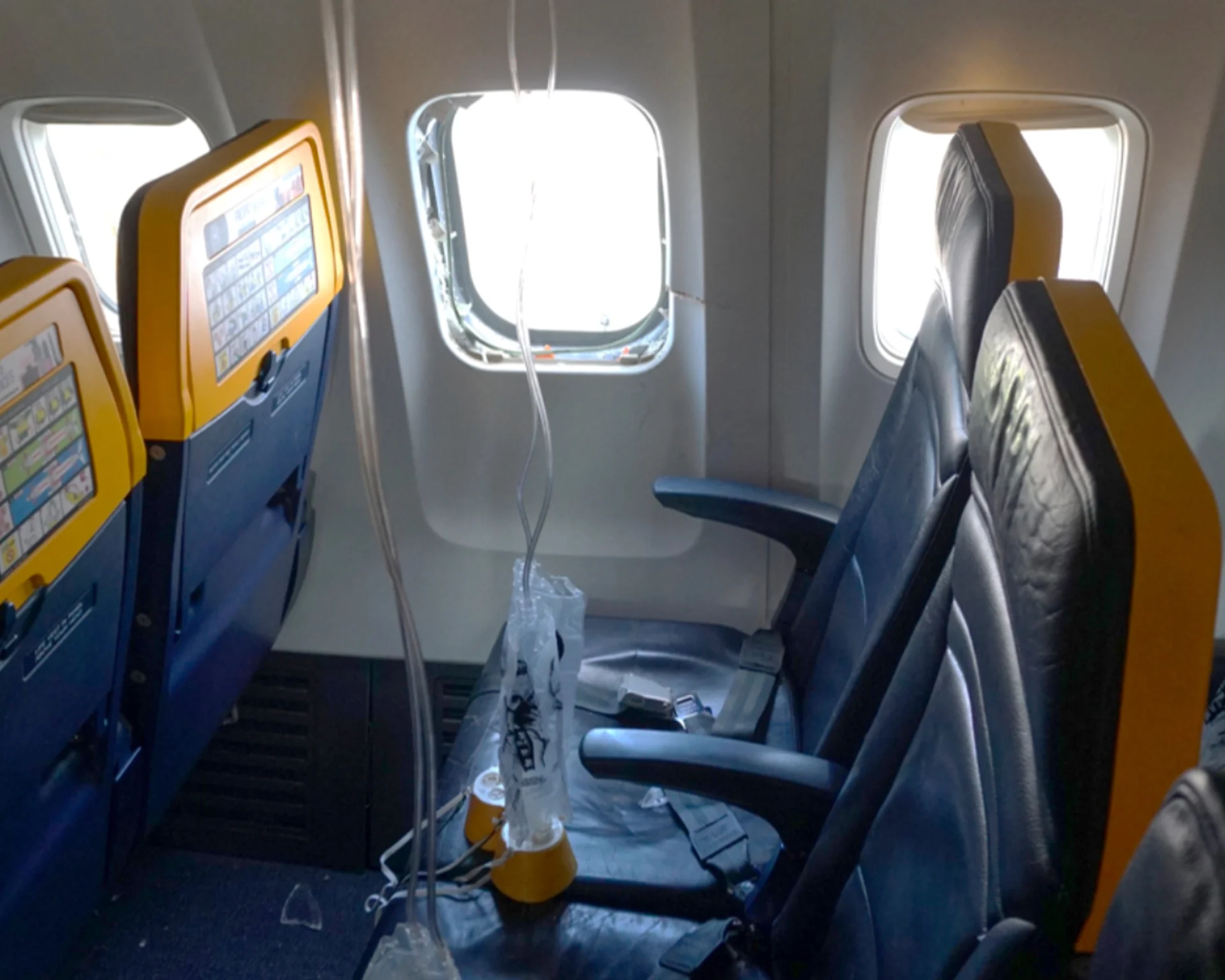 Ryanairi lennuki mootoririkke tõttu purunes Thessalonikis aken ja reisija paiskus osaliselt välja
