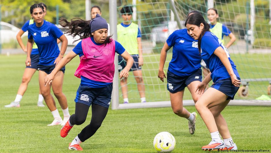 Afganistani naiste jalgpallikoondis treenib Wolfsburgis FIFA ametliku tunnustuse toel