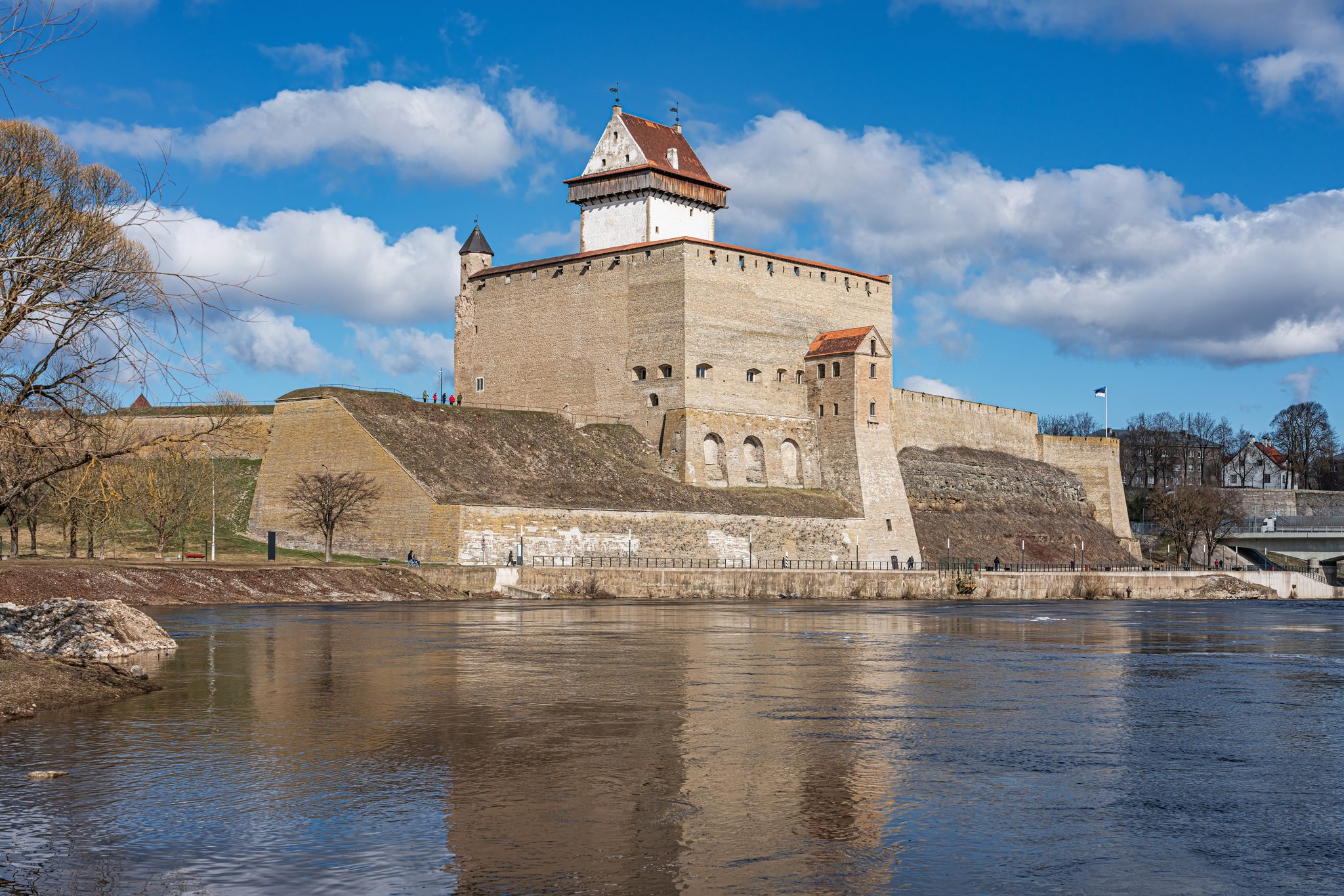 Narva volikogu uue juhtkonna taust tekitab vastakaid tundeid