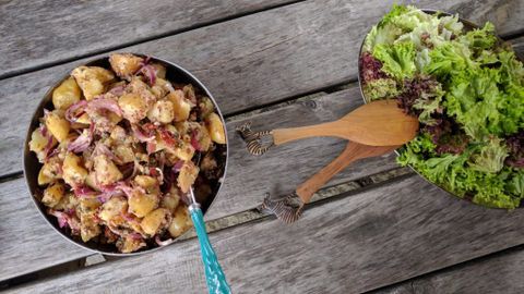 Uuenduslik kartulisalat päikesekuivatatud tomatitega