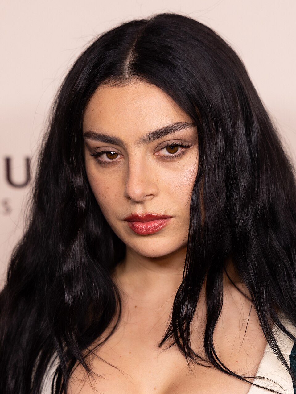 Briti popstaar Charli XCX avaldas Pariisis valminud albumi «Music, Fashion, Film»