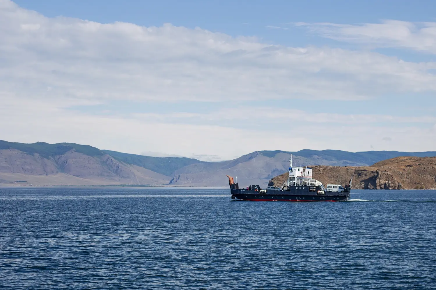 Baikali järve ääres Olhoni saarel blokeerisid elanikud parvlaevaliikluse