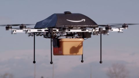 Amazoni droonikuller visib pakireid betooni peale
