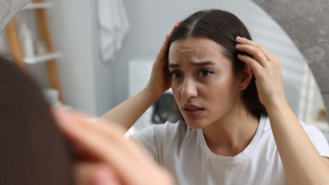 Miks juuksed menstruaaltsükli ajal kiiresti rasuseks lähevad