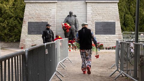 Pronkssõdur kaetud punaste nelkidega Tallinnas