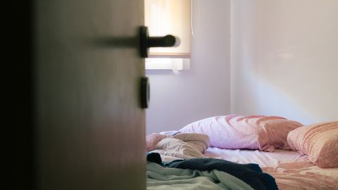 Magamistoa ukse sulgemine öösel: miks on see oluline