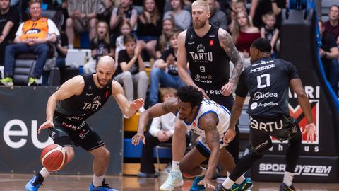 Tartu ja Kalevi finaal: kohtunik palli puutus ja otsus jagunes