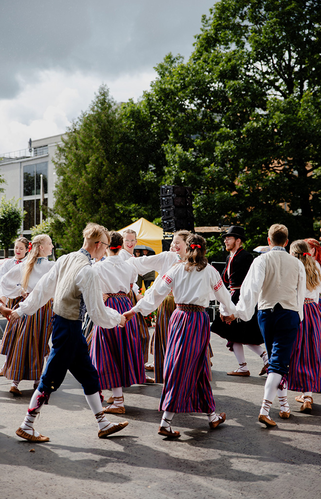 Võrus algab 30. pärimustantsufestival „Peegeldused", kuuest riigist saabuvad tantsijad täidavad linna neljaks päevaks