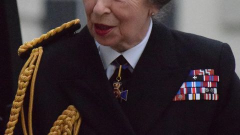 Briti merevägi kulutab 200 000 naela naiste vormi ümbertegemisele