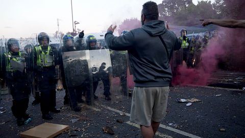 Protestid Suurbritannias: pussitada saanud tudeng suri käeraudades politsei valves