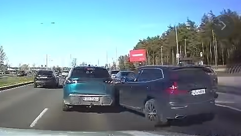 Tallinna tänaval tekkis ohtlik liiklusõnnetus kaks autot kokku