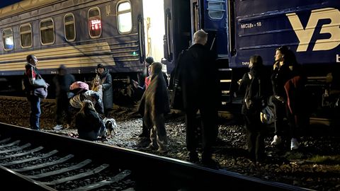 Ööne evakuatsioon: kuidas Ukraina reisrongis õhuhäire ajal käitutakse