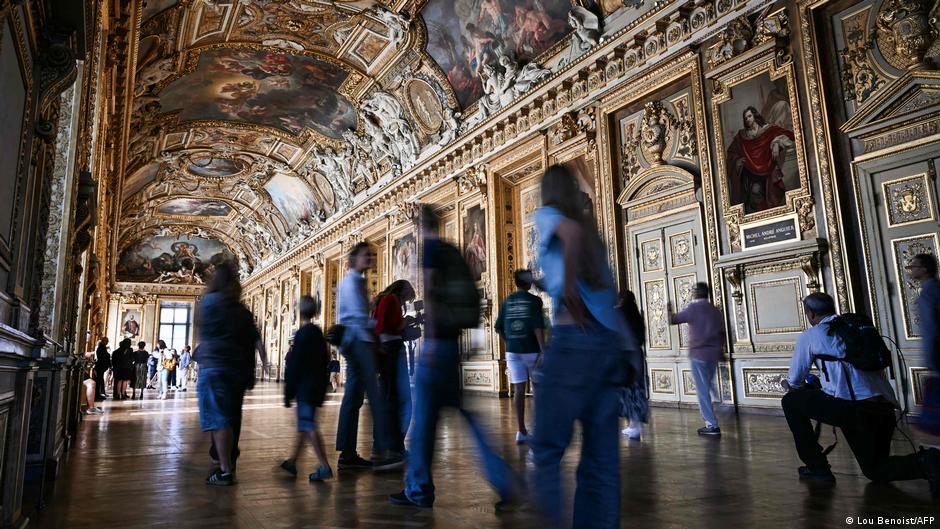 Pariisi Louvre'i muuseumi Apollo galerii taasavati külastajatele