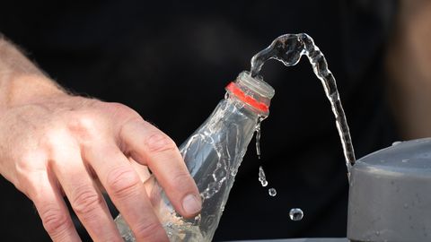 ФИФА запрещает болельщикам проносить бутылки с водой на стадионы чемпионата мира
