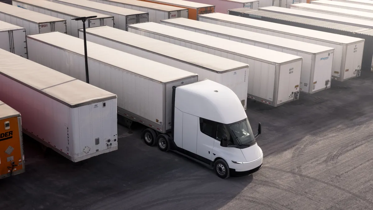 Rootsi transpordiettevõte Einride lisab oma autoparki 500 Tesla Semi veoautot