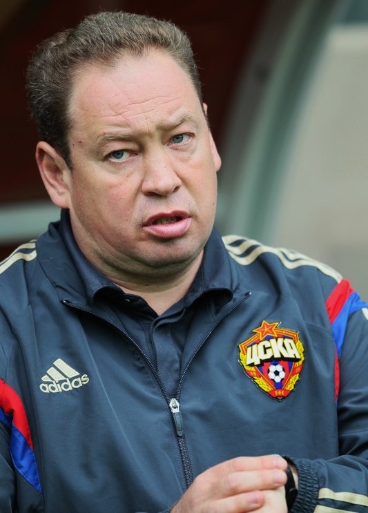 Shanghai jalgpalliklubi Shanghai Shenhua peatreener Leonid Slutski astus tagasi