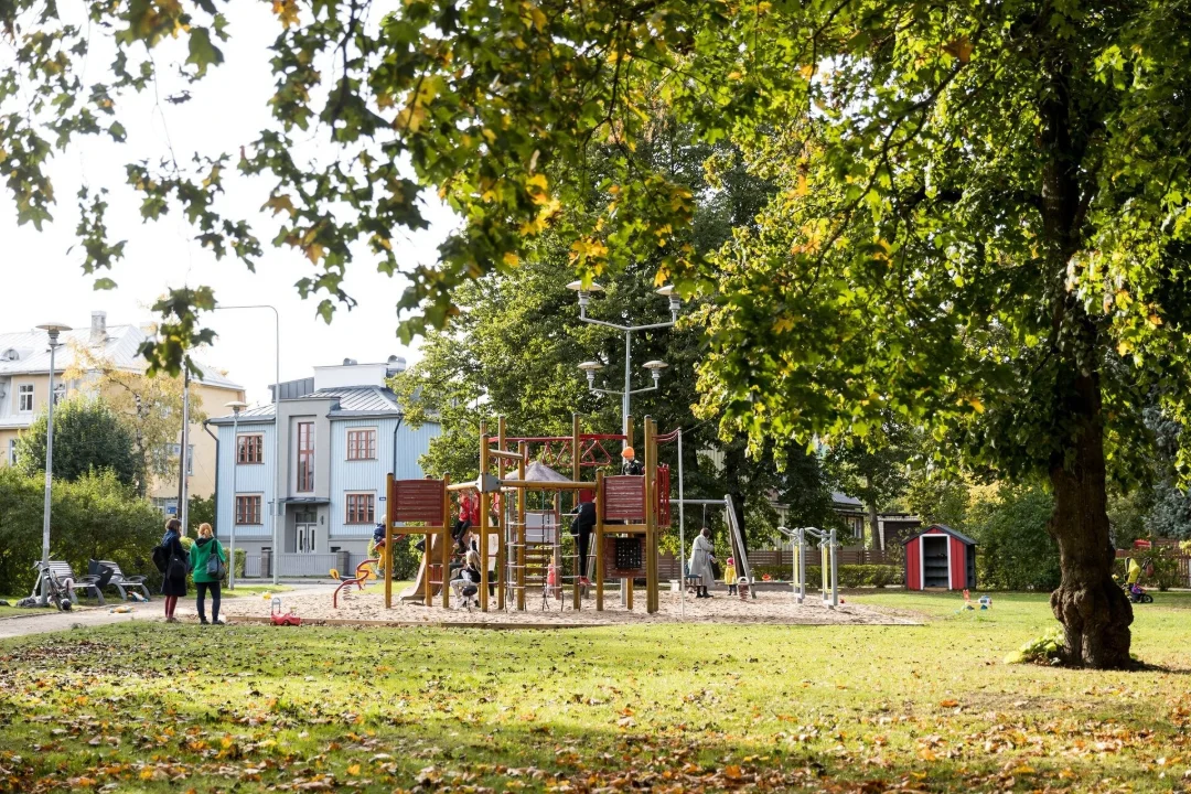 Tallinna mänguväljakute kasutajad kurdavad loomade tekitatud ohuolukordade üle