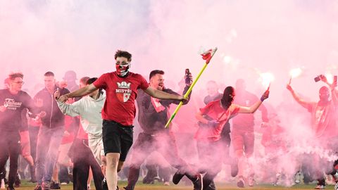 Prahas rahvahulk valgus väljakule: Slavia-Sparta derbi katkes
