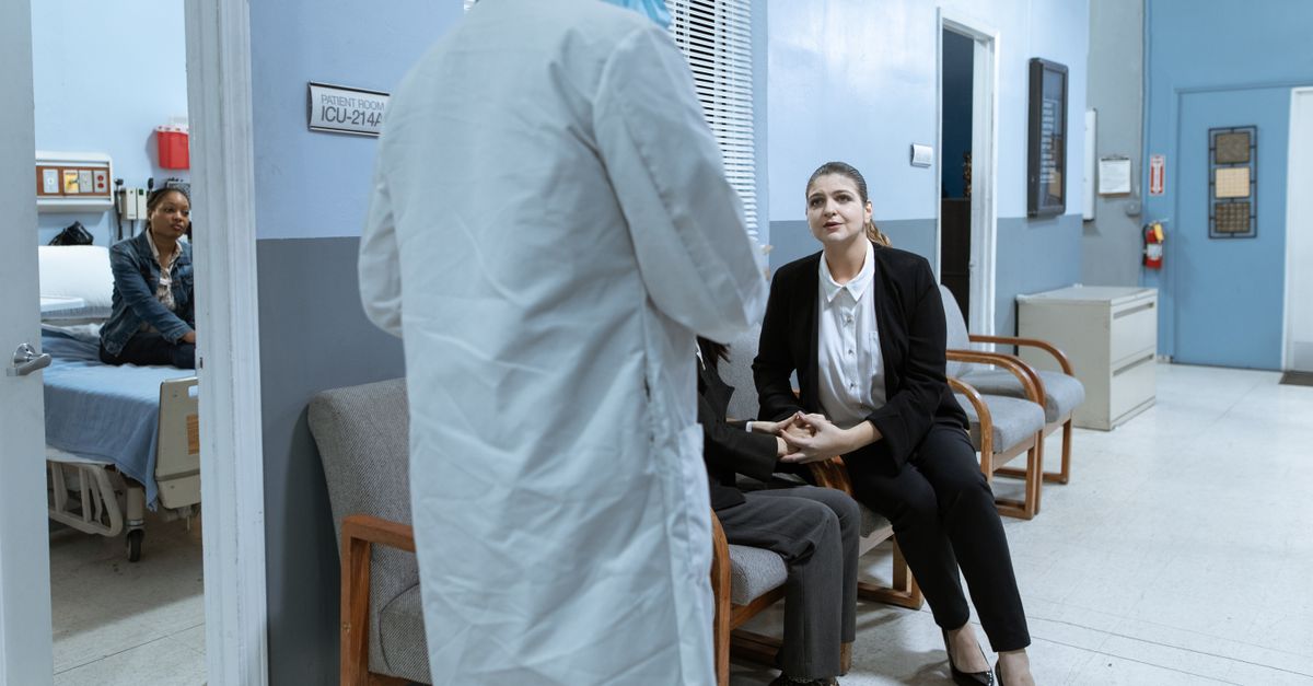 Walesi NHS-i ootejärjekorrad jäävad valimiste eel eesmärgist maha