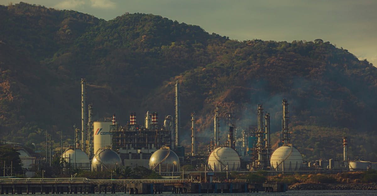 Украинские дроны нанесли удар по нефтезаводу в России
