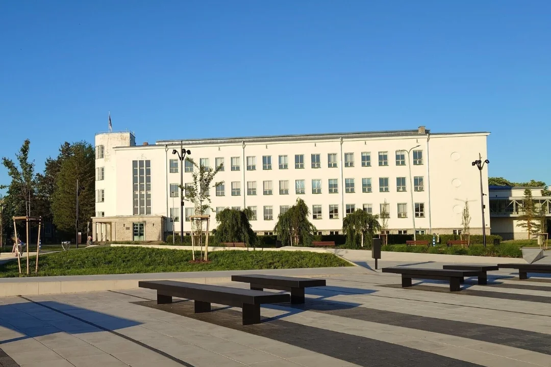 Repeated searches at Rakvere school as city officials decide principal's fate