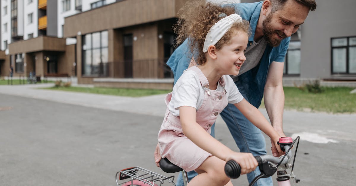 Isa ja tütre jalgrattasõite videod vallutavad internetit