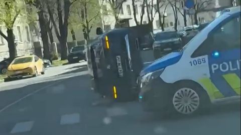 Tallinna kesklinnas auto kummuli paisatud avariikaadrit filmis juht ja sai trahvi