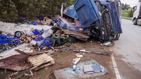 Purtses toimunud veokite kokkupõrkes lasti alkoholi laadung ümber