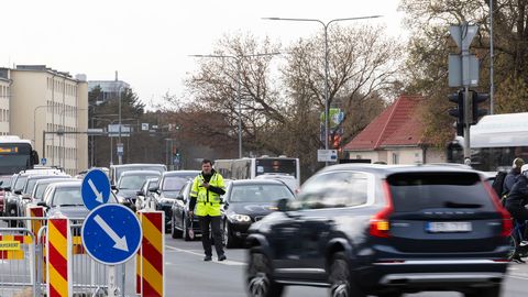 Liiklusreguleerijad pidid Tallinna ummikute vastu