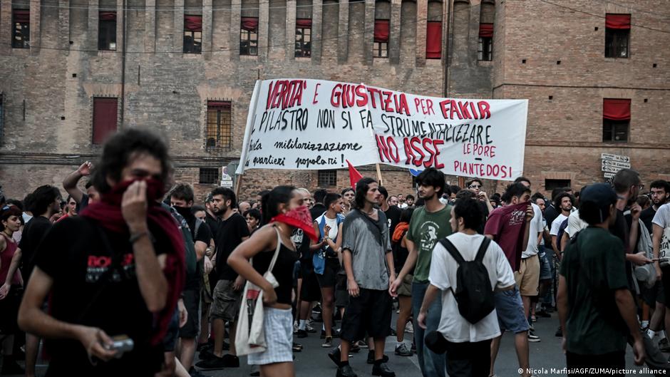Bologna politsei kinnipidamisel surnud mehe surm tõi tänavatele protestijad