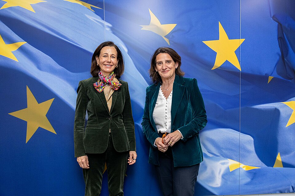 Euroopa Komisjoni asepresident Teresa Ribera kavandab Brüsselis meetmeid suurkorporatsioonide piiramiseks