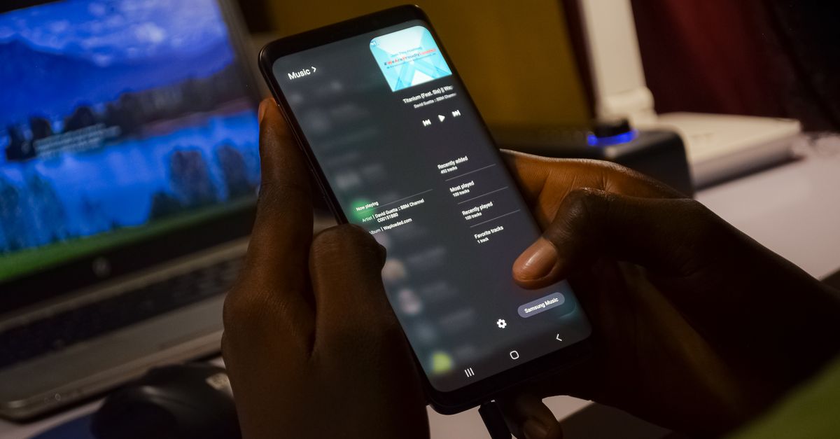 Spotify внедряет значки для отличия живых артистов от ИИ