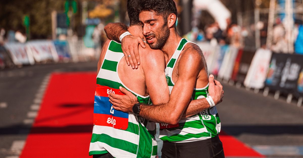 Maratoni jooksijad aidavad väsinud võistlejat finišisse