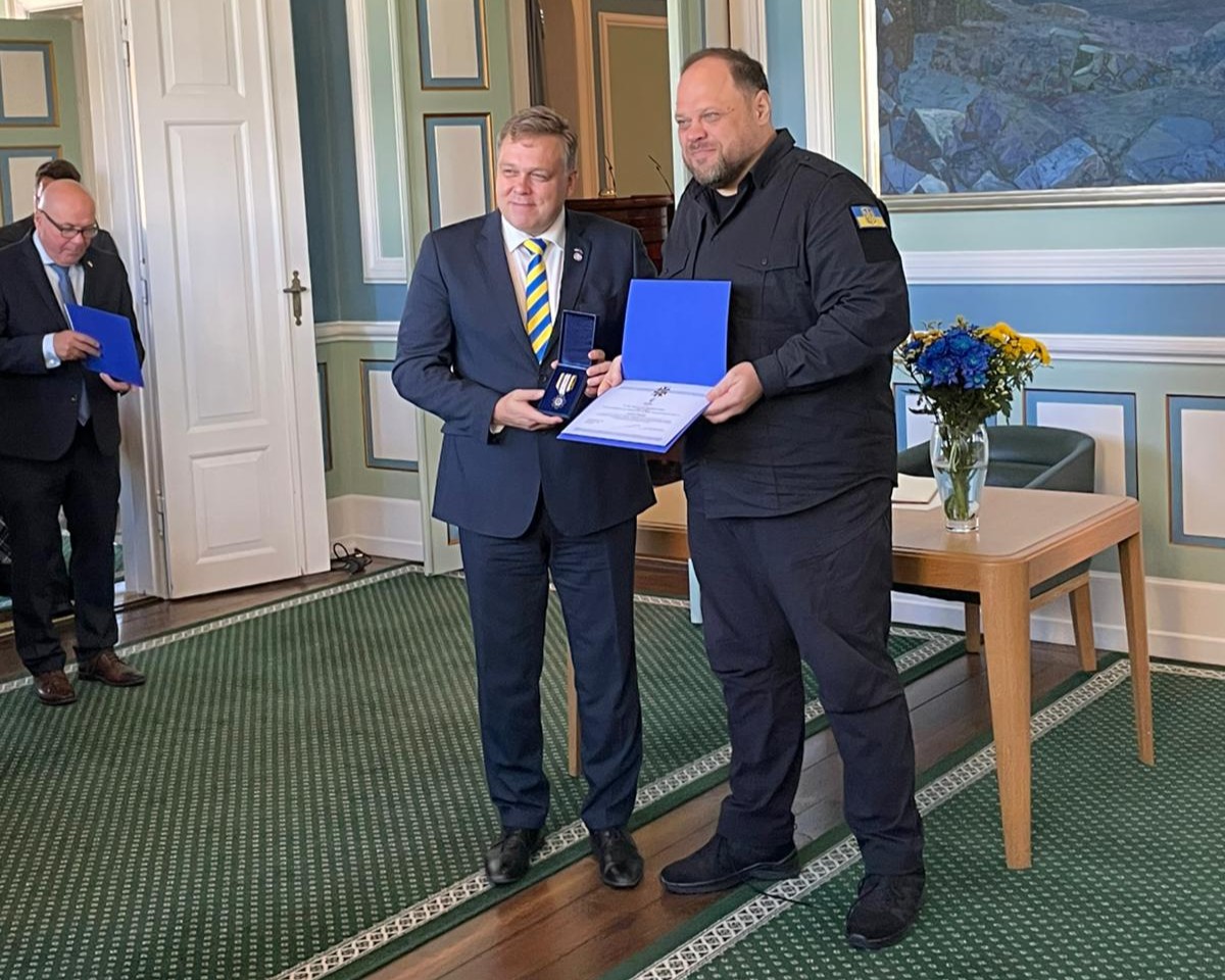 Riigikogu esimees Lauri Hussar pälvis Reykjavikis Ukraina Ülemraada teenetemärgi