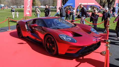 Lauluväljaku paviljonis avati suurejooneline Ameerika autode festival